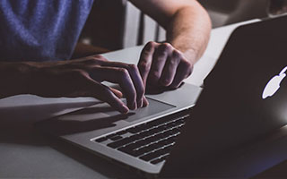 英超2-1逆转！曼城双杀利物浦！哈兰德传射，主裁判神判罚惹争议